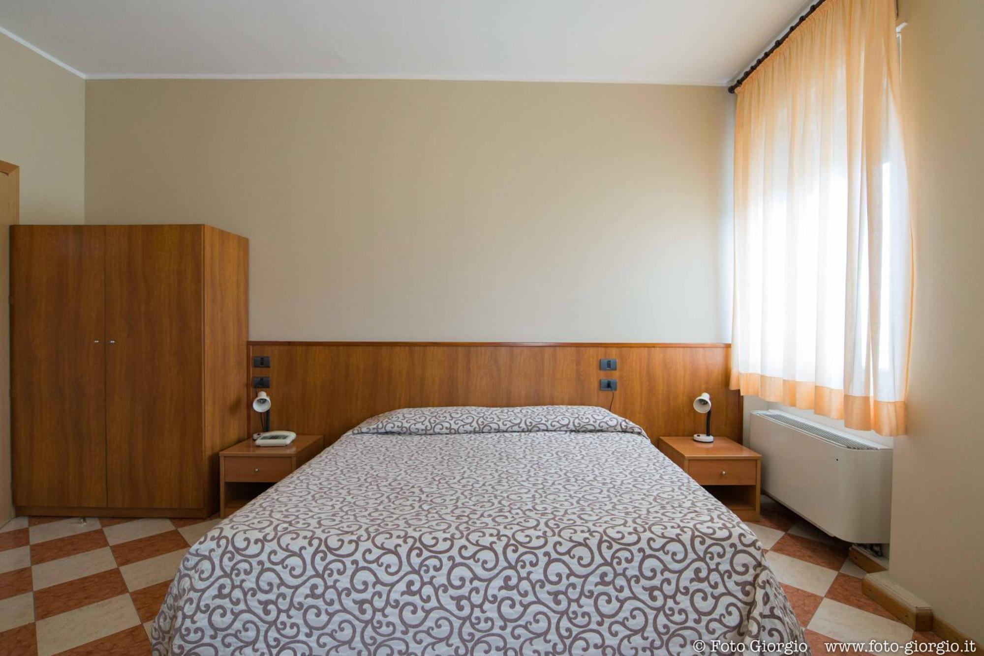 Hotel Daina Dalmine Ngoại thất bức ảnh