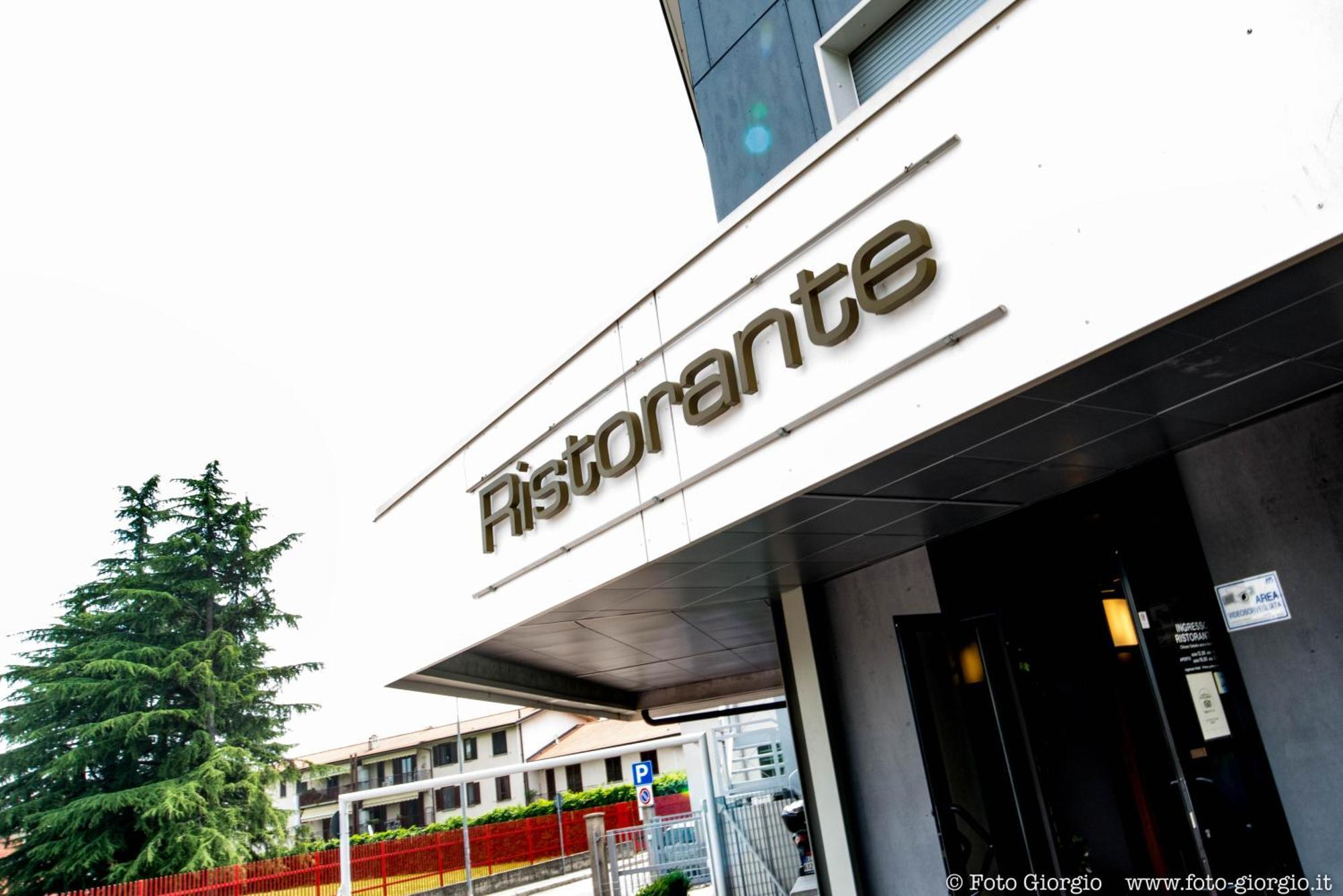 Hotel Daina Dalmine Ngoại thất bức ảnh
