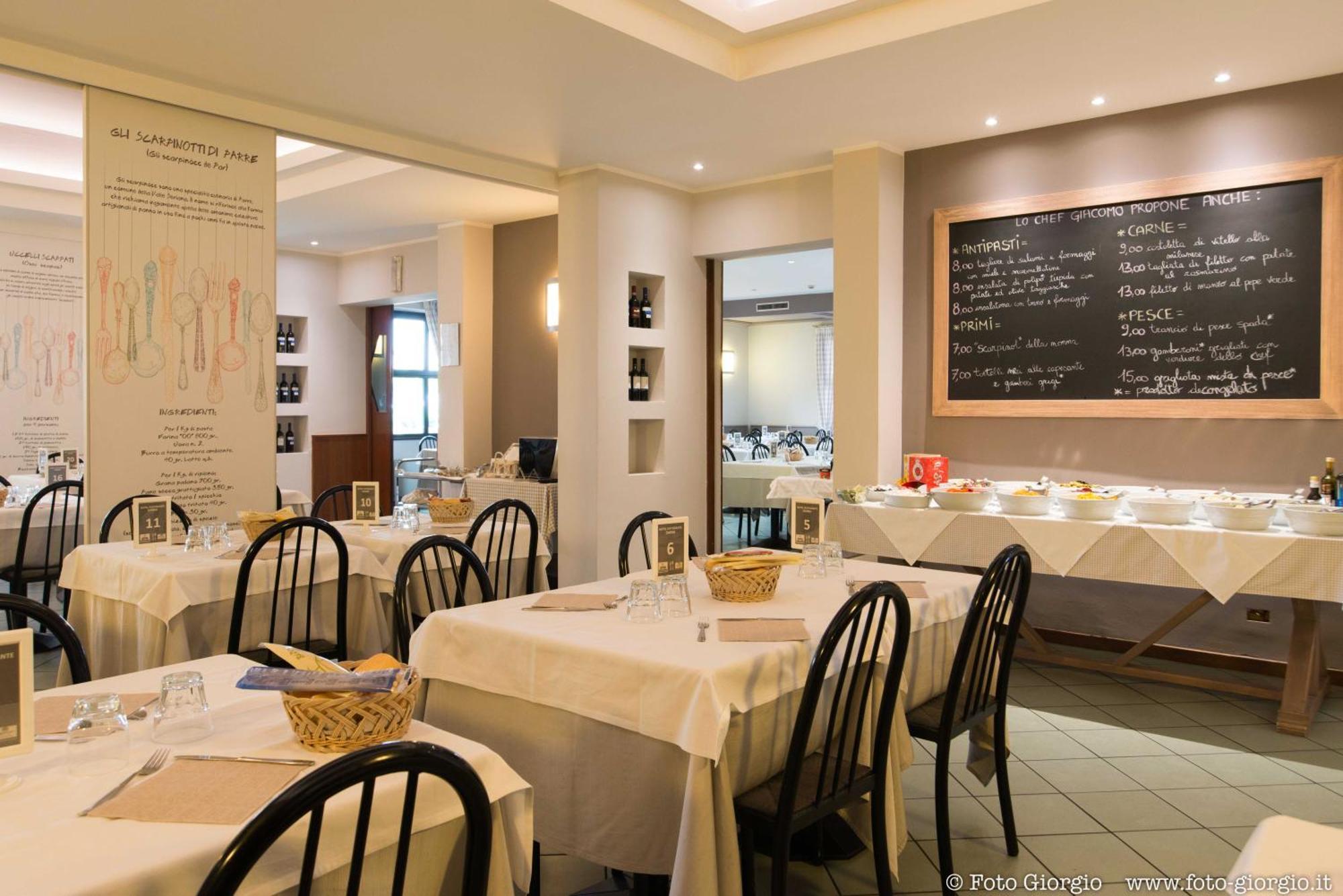 Hotel Daina Dalmine Ngoại thất bức ảnh