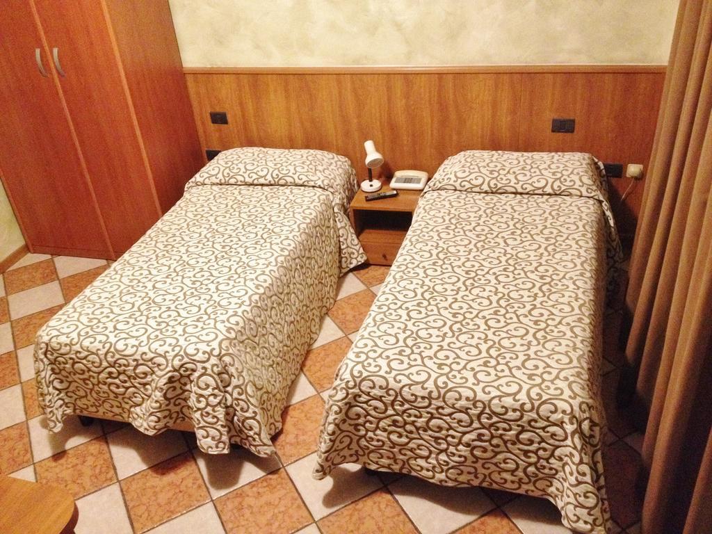 Hotel Daina Dalmine Phòng bức ảnh